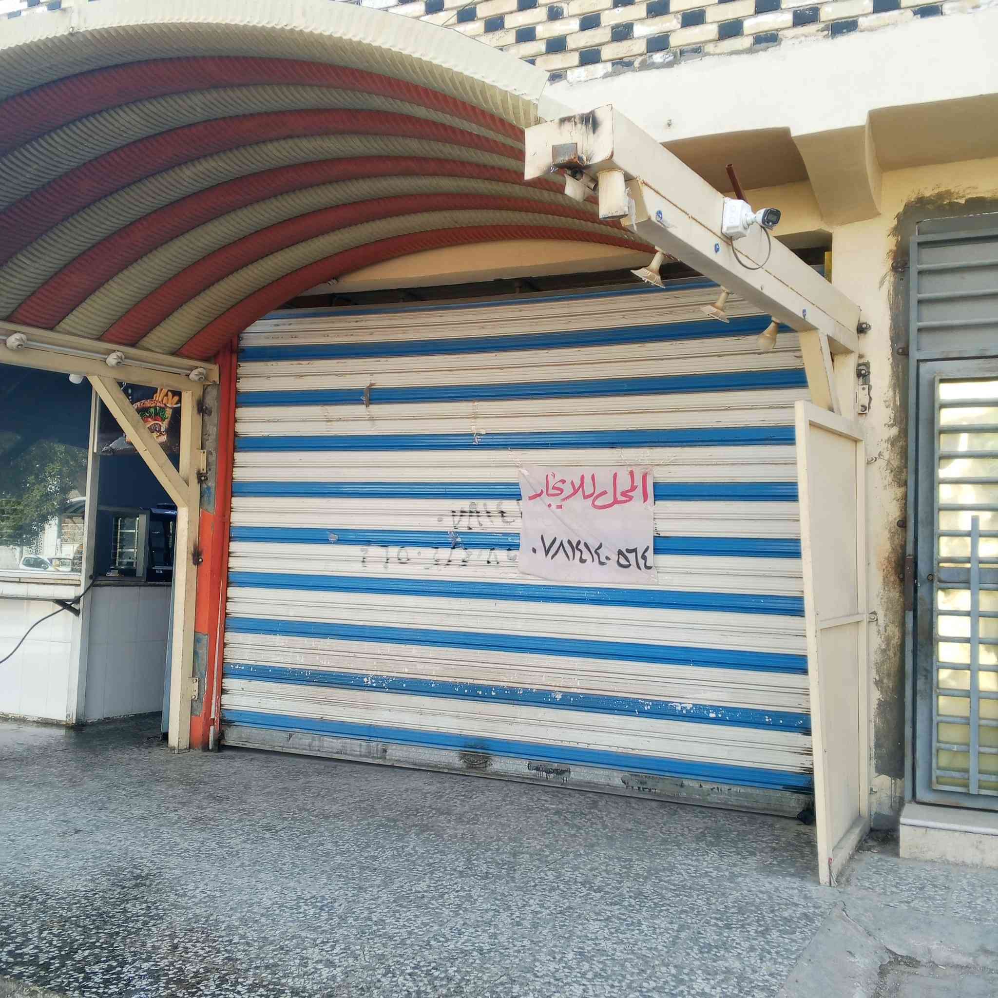 محل حي القدس مقابل الانصار ش عام الوجه 4وانازل5م سعرالايجار 250الف وبي مجال ***********
