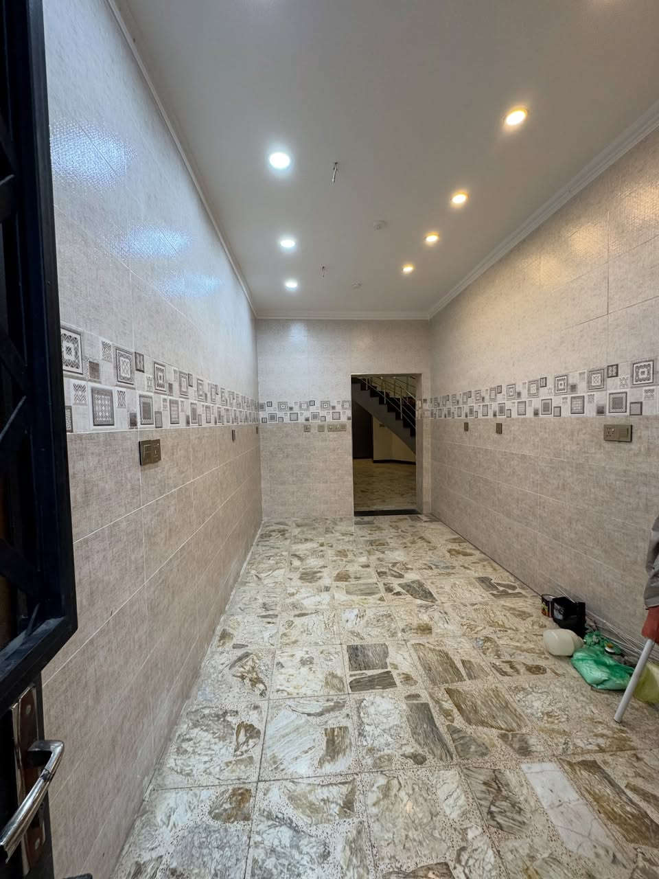 الاستقرار هو المستقبل في كل عقار 👍

حصراً لدى شركتنا ✔️

🏡 منزل للبيع – موقع مميز جداً في السيدية ✅

المساحة: 200 م²
الواجهة: 8 م

مواصفات المنزل:
 • 4 غرف نوم (1 سويت)
 • استقبال
 • مطبخ
 • هول حولي
 • خدمات في كل طابق
 • كراج كبير
 • حديقة كبيرة

🔶 التعامل مباشرةً مع صاحب العقار

العنوان:
بغداد – السيدية – مربع الضباط – خلف شارع الخيزران التجاري

للاستفسار والتواصل:
📲 أبو علي الجنابي: ***********
📲 علي الجنابي (أبو همام): ***********

📍 أو زيارة مقر شركة الاستقرار للمقاولات والاستثمار العقاري
السيدية – شارع الضباط التجاري – قرب دائرة الكهرباء
