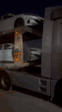 عروض يوم الخميس   2025/12/4 من شركة يونس العتابي  عن وصول وجبه جديده من BYD 
 
شجايبيلكم اليوم الي مموجود بكل العراق 

صافي بدون دلاليه✈️فقط في شركة يونس العتابي

 سيارة سيدان متوسطة الحجم تتوفر بنسخ هجينة قابلة للشحن (DM-i) وكهربائية بالكامل (EV)، وتتميز بتصميم مستوحى من مفهوم "جماليات المحيط" وتقنيات متقدمة مثل نظام التحكم الذكي بالقيادة (DiPilot) وشاشات عرض متعددة. النسخة الهجينة تجمع بين محرك بنزين ومحرك كهربائي، وتوفر مدى قيادة كهربائي يصل إلى 120 كم ومدى إجمالي يتجاوز 2100 كم. أما النسخة الكهربائية فتبني على منصة e-Platform 3.0 Evo وتوفر مدى كهربائي يصل إلى 545 كم.  
مواصفات BYD Seal 06 DM-i الهجينة
المحرك: نظام هجين قابل للشحن DM-i 5.0، يضم محرك بنزين سعة 1.5 لتر ومحرك كهربائي. 
المدى: يصل إلى 120 كم بالقيادة الكهربائية فقط، ومدى إجمالي يتجاوز 2100 كم مع خزان الوقود. 
الأداء: تسارع من 0 إلى 100 كم/ساعة في حوالي 7.5 إلى 7.9 ثانية. 
البطارية: بسعة 10.08 كيلو واط ساعة أو 15.87 كيلو واط ساعة، حسب الفئة. 
مواصفات BYD Seal 06 EV الكهربائية
المنصة: e-Platform 3.0 Evo، مع دفع خلفي. 
المحرك: نظام دفع كهربائي ذكي عالي الكفاءة، بقدرة تصل إلى 160 كيلو واط وعزم دوران يبلغ 310 نيوتن متر. 
المدى: يصل إلى 545 كم بشحنة واحدة. 
الأداء: تسارع من 0 إلى 100 كم/ساعة في 7.5 ثانية. 
التقنيات والميزات
التصميم الداخلي: شاشات عرض متعددة، بما في ذلك شاشة لوحة عدادات LCD مقاس 10.25 بوصة وشاشة معلومات ترفيهية تعمل باللمس مقاس 12.8 أو 15.6 بوصة. 
السلامة: نظام مساعدة القيادة الذكي DiPilot، مع ما يصل إلى 12 رادارًا بالموجات فوق الصوتية و 5 رادارات بالموجات المليمترية و 4 كاميرات بانورامية. 
الميزات الإضافية: شاشة وسطية دوارة، نظام صوتي متقدم، سقف بانورامي متحرك، نظام تعليق مستقل، ومقاعد جلدية فاخرة في الفئات العليا. 

واذا تريد ترقيم هم راح نرقملك

 

للطلب والاستفسار والحجز الاتصال على الارقام التاليه

ادارة المبيعات

☎️📞📲☎️📞📲

القاسم كولي     ***********

عمر العبيدي     ***********

استاذ بشير      ***********

بغداد  - معارض البياع-الشارع الرئيسي-شركة يونس العتابي

شكراً لتواصلكم معنا
