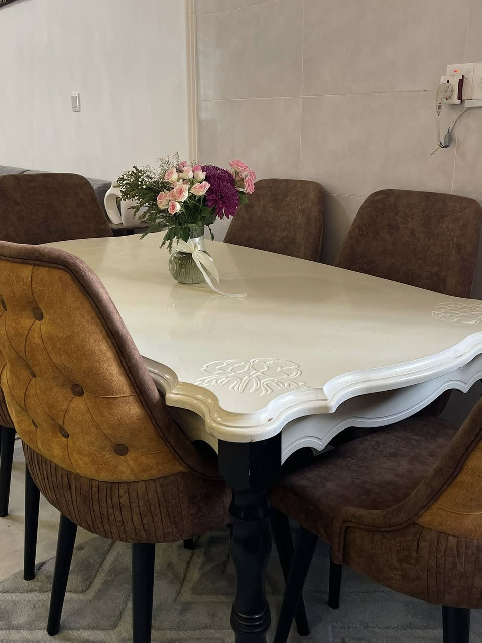 ميز طعام مع 6 مقاعد
السعر 250 وبي مجال 
فقط واتس اب ***********
