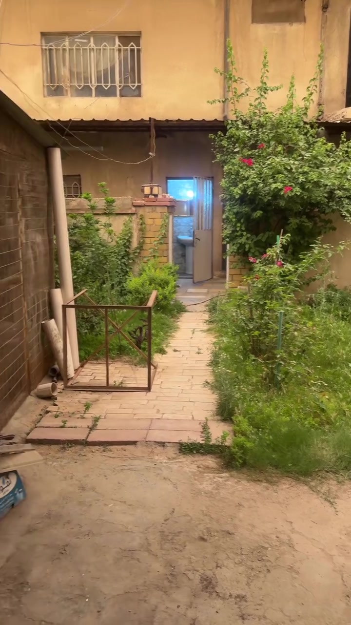 ( النواب)
بيت لل ايجار في النواب فرع جامع الاسراء والمعراج (المربع الذهبي)

يحتوي على ( كراج - حديقه - استقباال - مطبخ - صحيات مشتركه - صحيات منفرد)

طابق ثاني ( غرفتين نوم + مخزن)

⭕️ ملحقات : المطبخ (الكاونتر )للمستأجر يعني ابو البيت ينطي اله الى غايه تفريغ البيت + سخان + ماطور + واير سحب

⭕️ نستقبل كافه عروضكم العقاريه

🔰نستقبل عقارك اذا كان ( ايجار ) مجاناً

سعر الايجار : 500 الف

أستفسار مكتب الركابي للعقار شارع النواب مقابل الوجبه السريعه ***********

