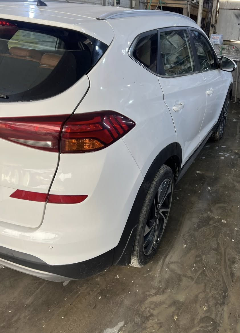 السلام عليكم للبيع هونداي توسان موديل 2019 خليجي جيكي ماشية 142 فول مواصفات بصمة كراسي جلد وكهرباء داخل احمر بصمة بيها صبغ 3قطع مكانها بغداد السعر 150$للاستفسار ***********
