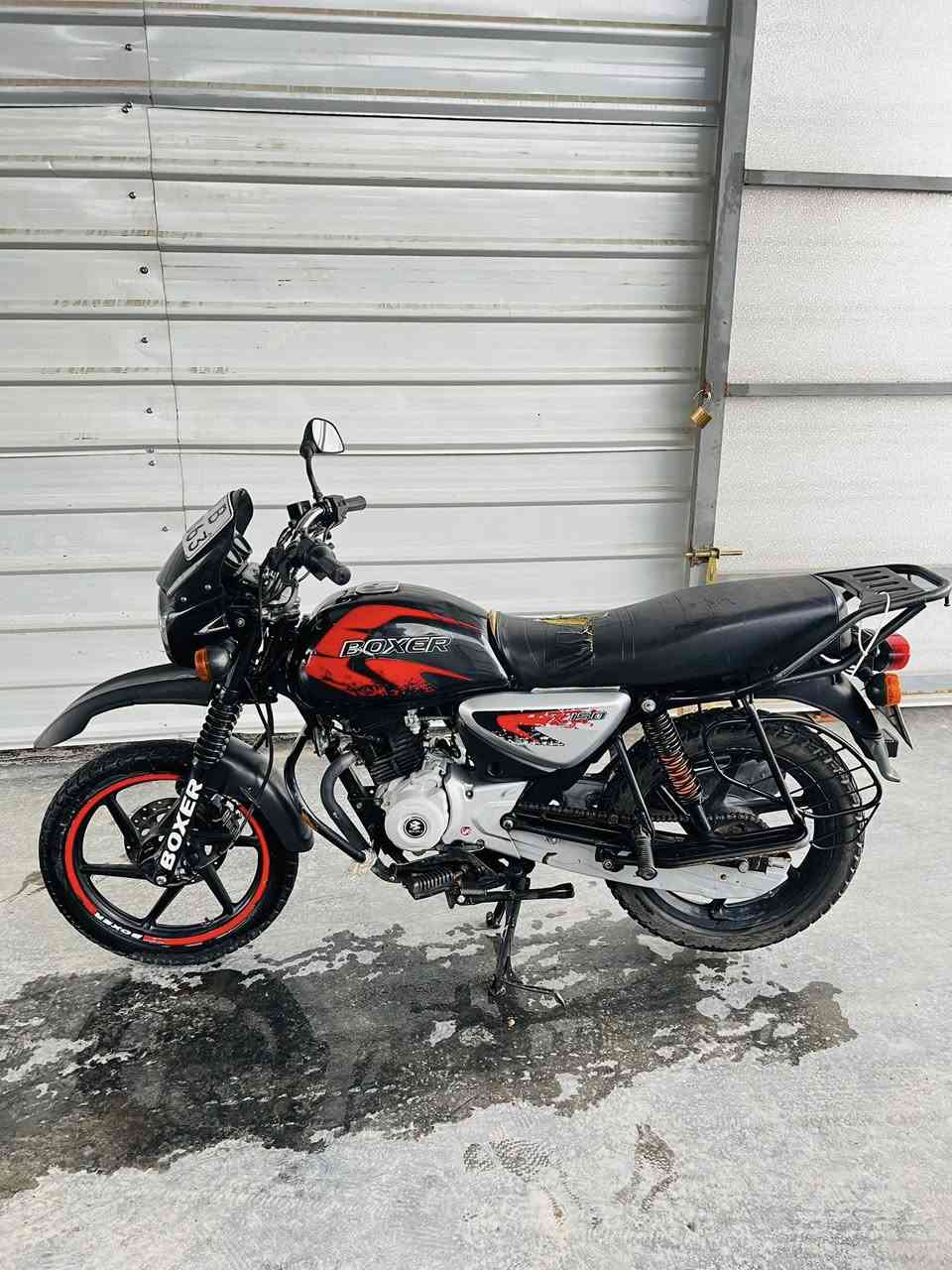 دراجه بوكسر 22 مرقمه  بيهة نواقص بسيطه قبطق زنجيل الفوك  موجود بس يرادله تصليح و سلف  المكان بغداد 

***********
السعر مليونين و١٠٠
