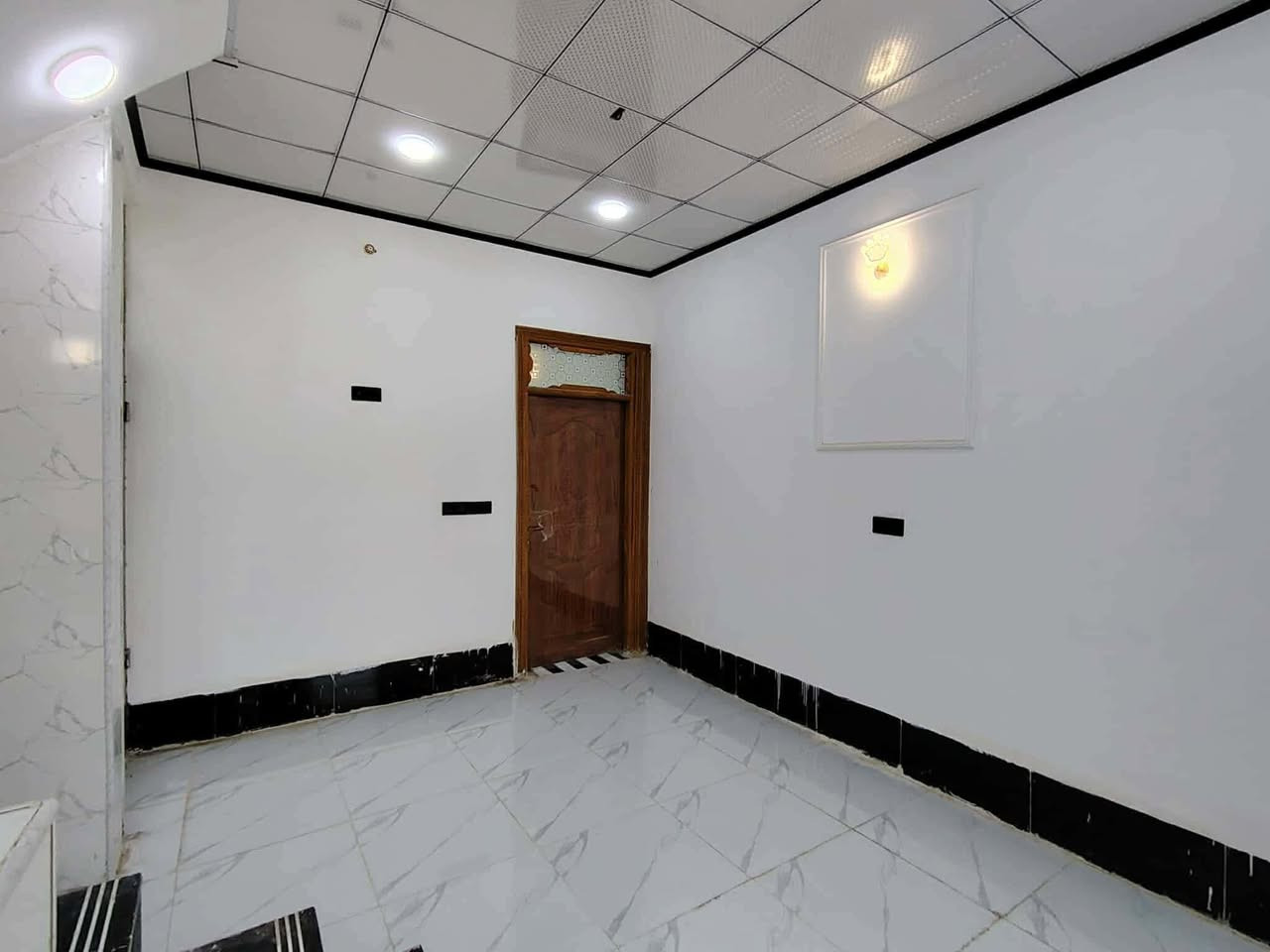 بيت الايجار 50متر  يتوفر 100 م و200 م ايجارات 

🏠  مقابل ملحق قرية الغدير  

غرفه  - صالة  -صحيات  -مطبخ -
***********
