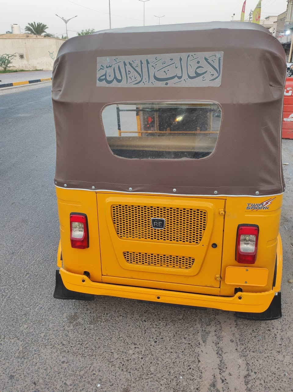 تكتك بجاج موديل 21 رقم وسنويه بصرة مكينه مجفته شركة حداديه تخم تاير كهربائيات كله جديد تكتك جاهزه كبل للشارع مكاني بصرة حي الحسين السعر 7600موجود وتساب ***********

