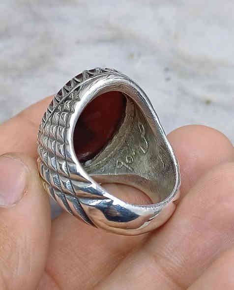 العقيق اليماني الكرزي الطبيعي وصل ✨
قطعة اليوم من العقيق اليماني الطبيعي بلون كرزي ملكي 🍒
و مع صياغة يدوية ثقيلة جدًا 
ب اسم الصايغ صلاح بنبع وبعيار فضة 950
 ومع شفافية حمراء دم ❤️‍🔥
قطعة نادرة ومن النوادر 🔥💎
📩 للتواصل على الخاص أو عبر الواتساب: ***********
#مزاد_ابو_اشرف_اليمني
