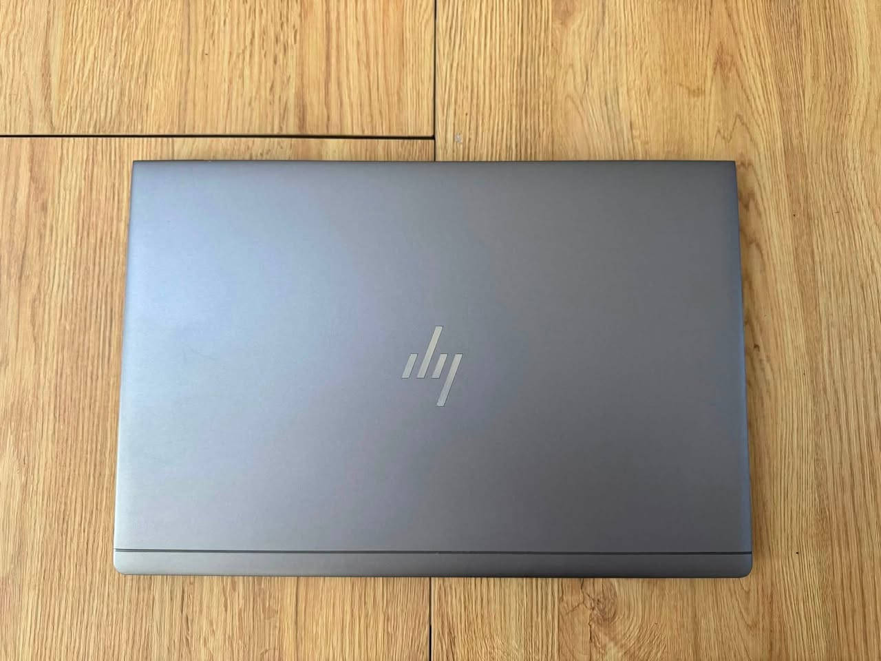السلام عليكم
لابتوب HP ZBOOK 15u G5 سوبر سلم ورك ستيشن برامج هندسية قوية وتصاميم والعاب يعني كلشي تشغل
مواصفات
Core i7 8565u كور اي سفن الجيل الثامن
الرام 8 كيكا ddr4 وقابل للتطوير
الهارد Ssd Nvme256كيكا  سريع جدا 
كارت الشاشة خارجي AMD 
RADION PRO WX3100(2كيكا)
كارت الشاشة الداخلي INTEL UHD Graphics 620 (4كيكا) 
مجموع كرت الشاشة 6كيكا 
حجم الشاشة 15.6 ips full hd مشبعة الالوان والوضوح
تحتوي على بصمة  اصبع FINGERPRINT للحماية 
ويندوز 11 اصلي مدى الحياة 
كيبورد ضوئي عربي انكليزي 
لابتوب نضيفه كلش وتشغل كل البرامج القوية الهندسية والتصميم والالعاب 
ملحقاتها شاحنتها الاصلية 90w وحقيبة
مكاني بغداد المنصور
السعر 550الف ***********
