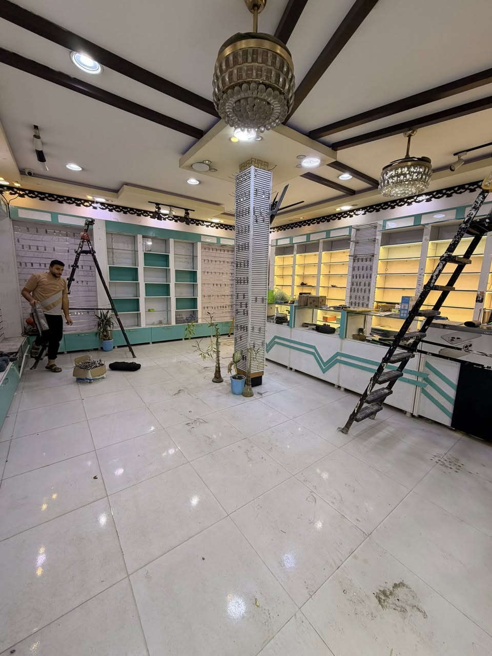 ديكور محل كامل للبيع بعده جديد وبسعر مناسب 2750 الف
***********
