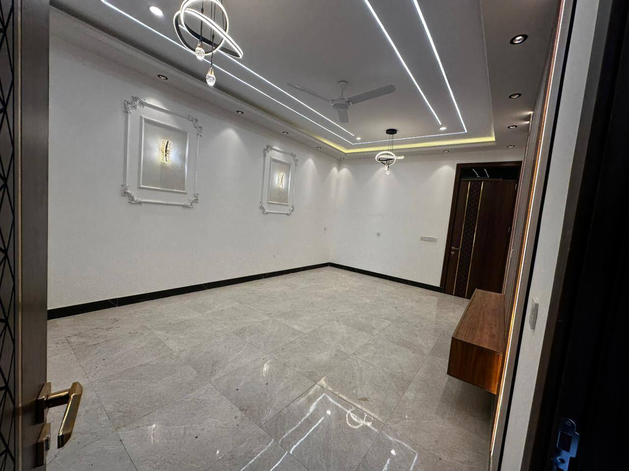 سلام عليكم
بيت للبيع مساحة 350 متر جنس العقار طابو سند ٢٥
الوجه 10 نزال 35 م موقعة بغداد الراشدية نزلت جمال السمكري تبليط للباب يبعد عن الفلكة مال راشدية ٣ دقايق
للستفسار الاتصال عبر الرقم التالي
***********
