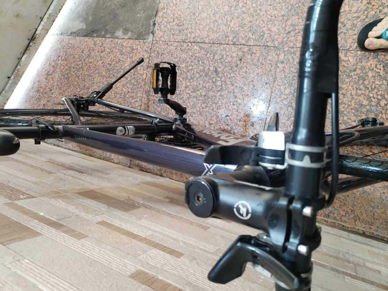 السلام عليكم اخوان توفرت دراجة  رود هجين c700 نظيفة جدا دسكات السعر 175 الف مكاني البصرة المنيوم بالكامل توصيل موجود وتدللون . ***********
