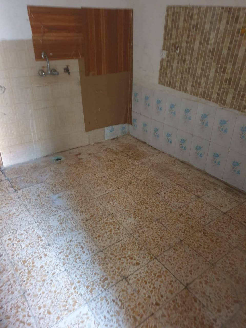 السلام عليكم مشتمل للأيجار طابق ارضي يحتوي على طرمة واستقبال وحولي ومطبخ وصحيات منفصلة ومنور وغرفة نوم واحدة
الموقع.  الشعب حي التجار 
السعر.  400 
للأستفسار.  ‏‪ ***********‬‏
السلام عليكم مشتمل للأيجار طابق ارضي يحتوي على طرمة واستقبال وحولي ومطبخ وصحيات منفصلة ومنور وغرفة نوم واحدة
