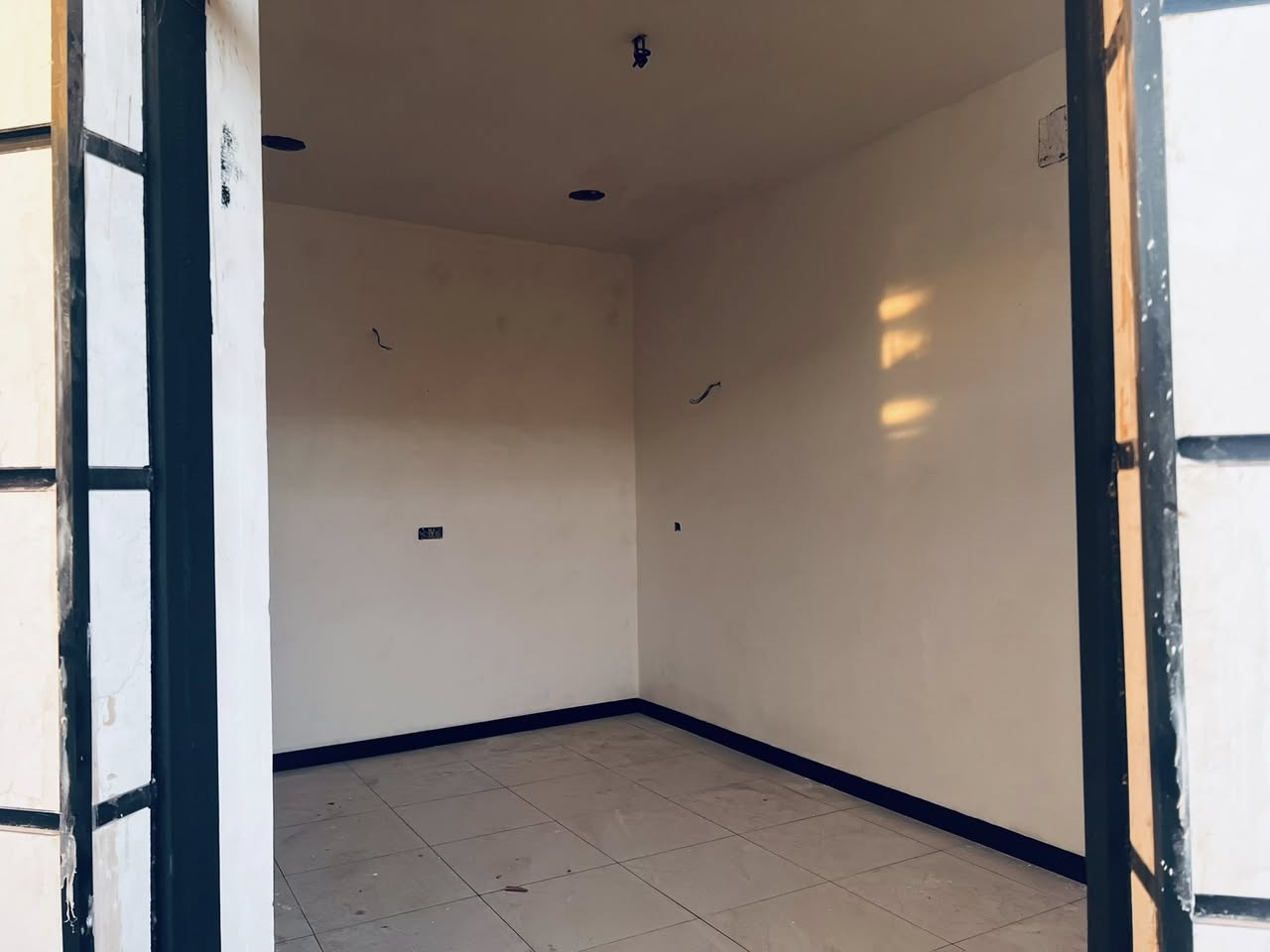 السلام عليكم بيت للبيع مساحه 100متر بناء حديث درجه أولى منطقه جميع خدمات بيها
العنوان ام الكبر قرب حيور الستميه 
للاستفسار /***********
