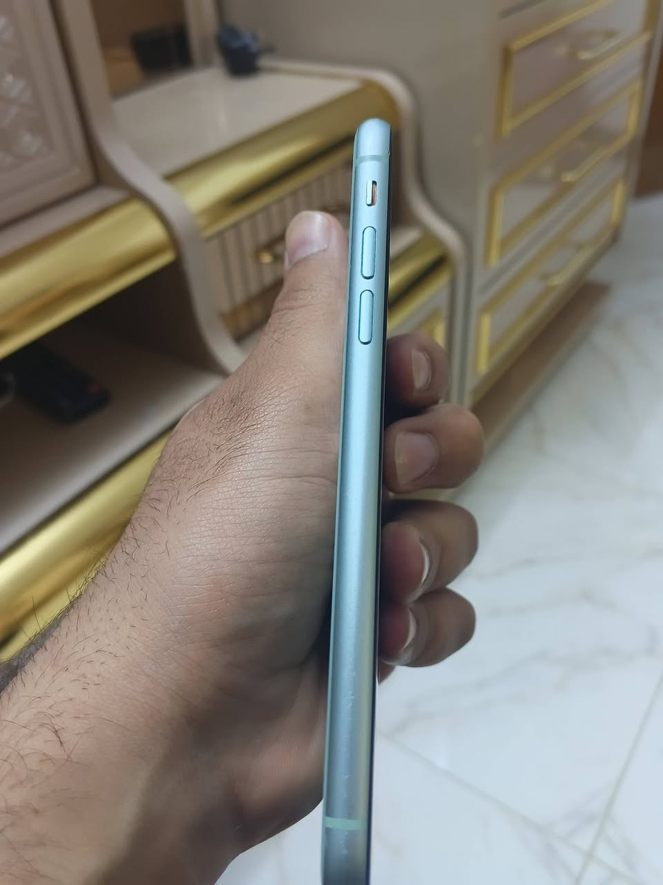 ايفون 11عادي ذاكره 128 بطاريه 92 ويا شاحنه مبدل شاشه اصليه من امريكى  السعره 250 و بي مجال حق الجيه *********** بغداد بلديات شارع المصرف شراي ينتصل
