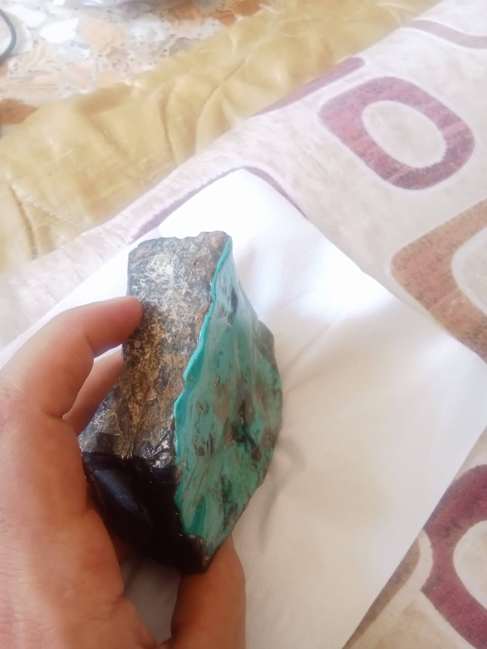 ‏سلام عليكم عندي حجره فيروزيه نادره كلش ويمكن ما متواجده هيج قطعه وحجم بلعراق اخذتهه من منجب بنيشابور معروضه للبيع للعلم لحجره كبيره نص من جف ليد مكاني بغداد ***********
