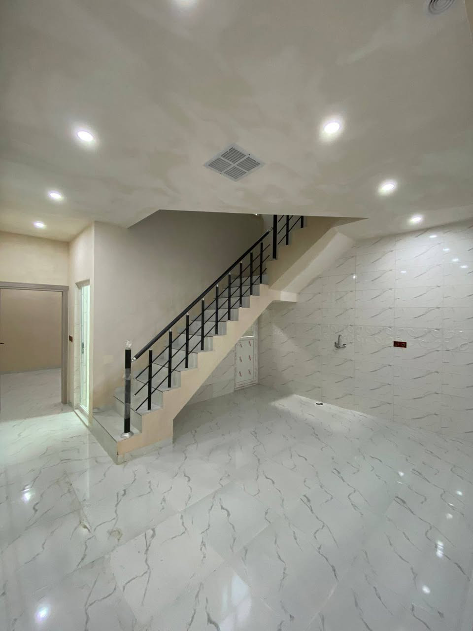 ♦️دار للبيع صفر طابقين مساحة (100) متر 
♦️طابو صرف 
♦️واجهة (5) 
   موقع مميز امام الدار حديقة 
♦️المحتويات :
ط١(غرفة نوم استقبال مطبخ صحيات داخلية خارجية كراج سيارة )
ط٢(غرفة نوم هول صحيات) 

♦️العنوان :الحي العسكري قرب كاتب عدل خلف حلويات العسل 

♦️للاستفسار :*********** متوفر واتساب 

♦️او مراجعة مكتب اراز للعقار 
♦️القادسية الثانية سايدين المرور القديم مجاور حلويات كولدن سويت
نستقبل كافة العروض للبيع والشراء وعرضها عن طريق المكتب
