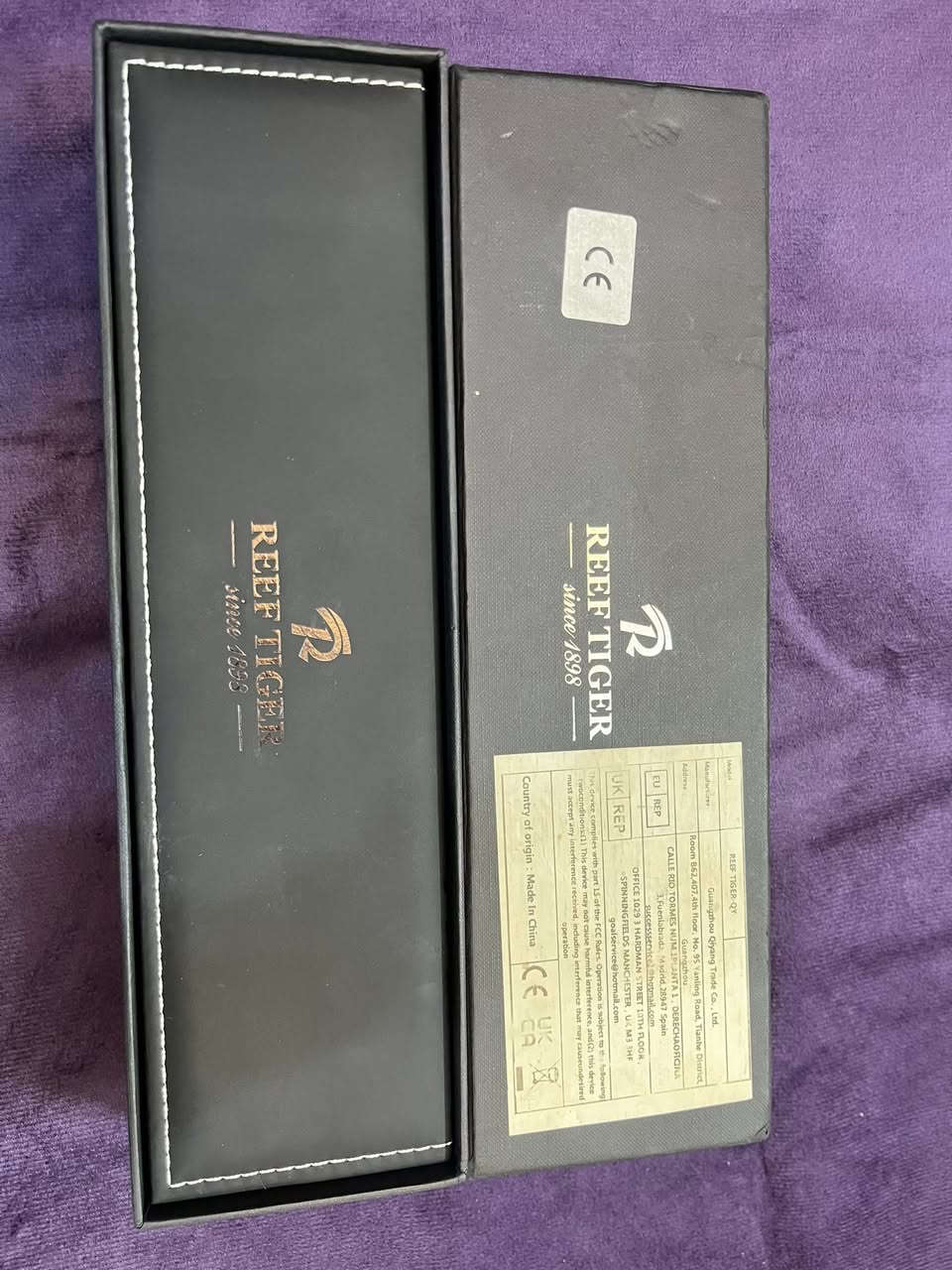 سلام عليكم ساعة REEF TIGER الماركة الغنية عن التعريف اعلى سعر ابيع مزاد قيم باليرضي الله الحركة: تعمل بحركة أوتوماتيكية (ذاتية التعبئة)، ما يعني أنها لا تحتاج إلى بطارية.
• المينا (القرص): تتميز بمينا أزرق أنيق، وغالباً ما نتضمن ثلاثة عدادات فرعية، بالإضافة إلى عرض التاريخ واليوم عند موضع الساعة 3:00.
• الهيكل: مصنوعة من الفولاذ المقاوم للصدأ الفاخر، وفي بعض الطرازات تكون بلون ذهبي وردي، بقطر يبلغ حوالي 42 ملم.
• الحزام: مزودة بحزام من جلد العجل باللون الأزرق، مع مشبك إغلاق قابل للطي.
• الغطاء الخلفي: الجزء الخلفي من الهيكل شفاف، ما يتيح رؤية الحركة الميكانيكية داخل الساعة.
• مقاومة الماء: مقاومة للماء حتى عمق 100 متر (10
بار)، مما يجعلها مناسبة للسباحة والأنشطة المائية


**إذا كنت صاحب هذا الإعلان وتريد حذفه لأي سبب، رجاءا أرسل رسالة إلى الدعم الفني**