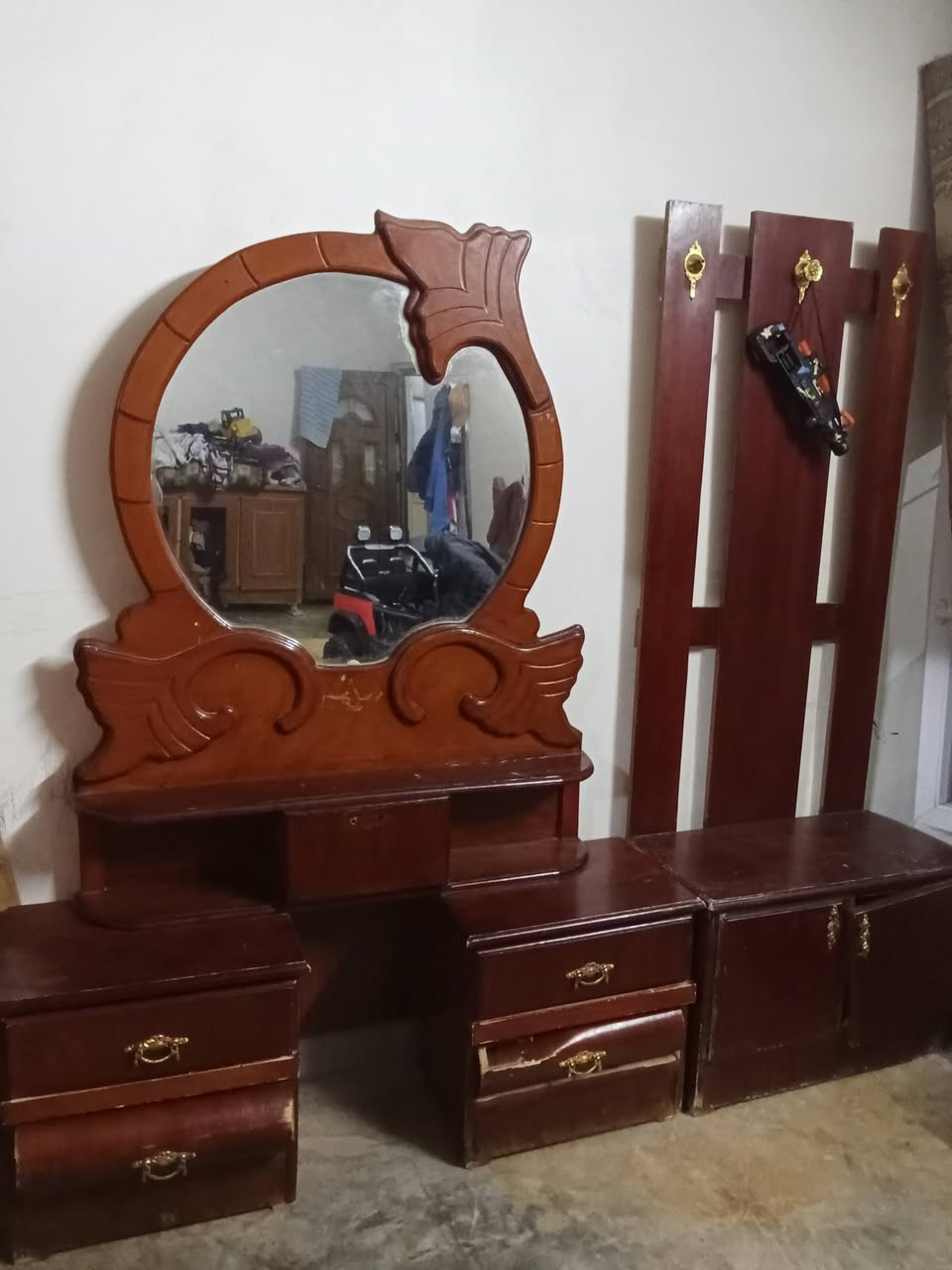 غرفة نوم للبيع السعر 250الف بيها مجال قليل رقم موبايل ***********ورقم***********
