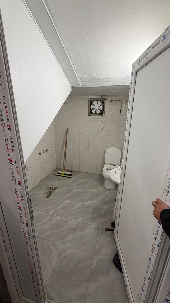 يتوفر بيت للايجار في مدينه الرمادي منطقه 5 كيلو قرب مجمع عمر الراوي البوابه البيت الديوانيه صاله مع غرفتين صحيات داخليه خارجيه سعر الايجار 400 التواصل على الواتساب 
***********
