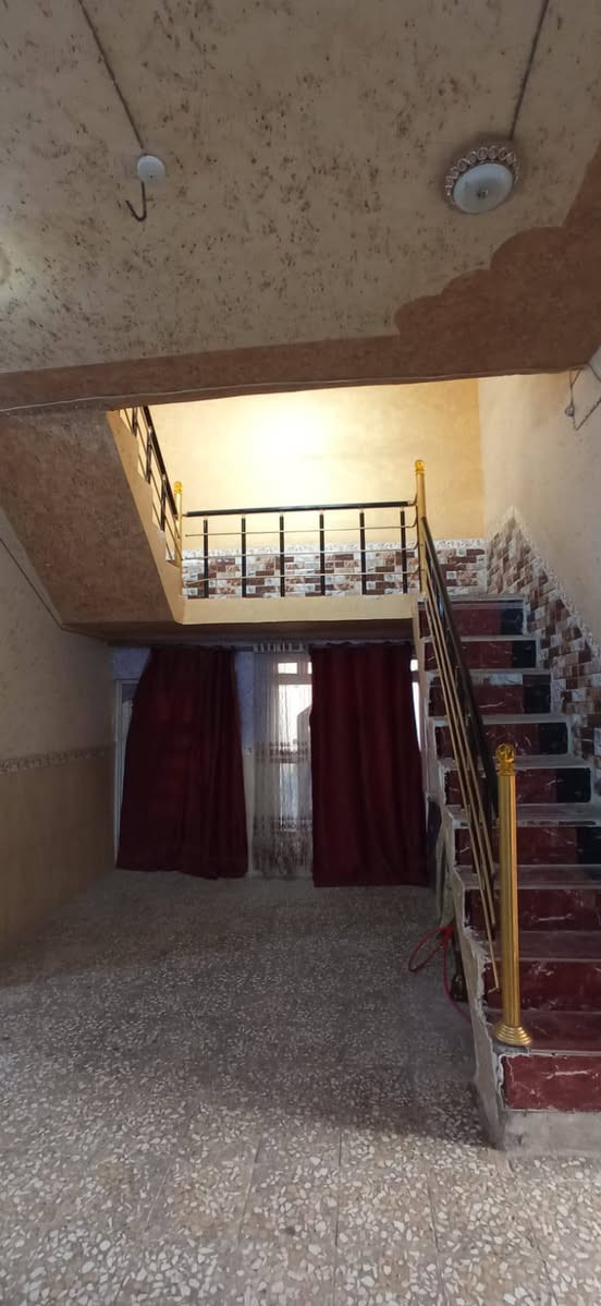 السلام عليكم 
بيت للبيع مساحته 200متر يحتوي غرفتين وصاله واستقبال وحمامات ومطبخ البناء بلوك السگف صب كونكريت الموقع الكوفه شارع المعمل شارع السبيس 
السعر 45مع المجال للاستفسار الاتصال على الارقام التالية 
***********
***********
