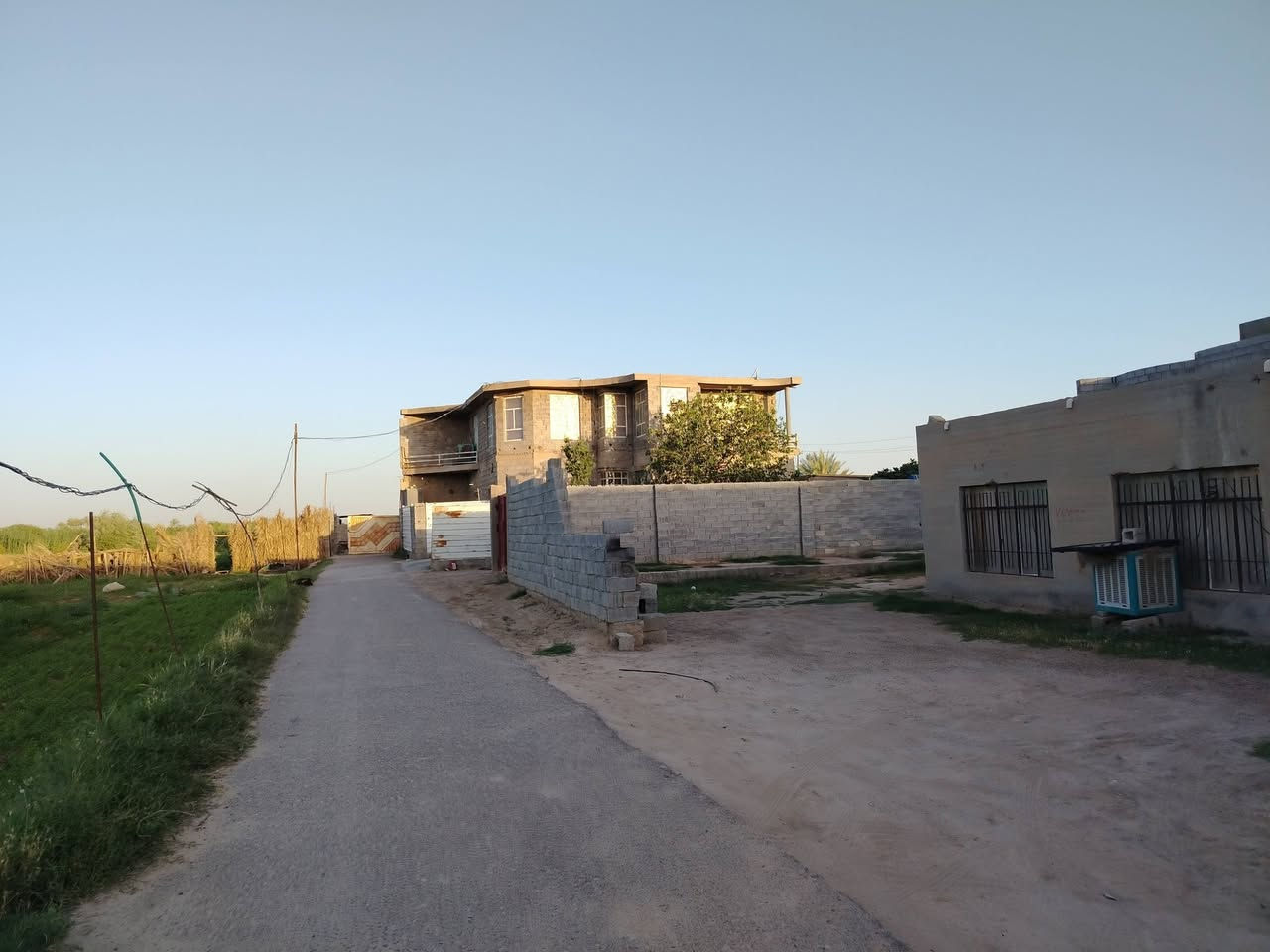 سلام عليكم ورحمة الله بيت البيع في الفلوجه الزركيه قرفتين بل قاط ثاني وصاله ومطبخ وحمام وصحيات والقاط الجوه  قرفتين وصاله ومطبه وحمام وديوانيه المساحه 325بيت حلو عل سده وره شط ***********///*********** الكورك بي واتساب تصل ودلل ما تختلف
