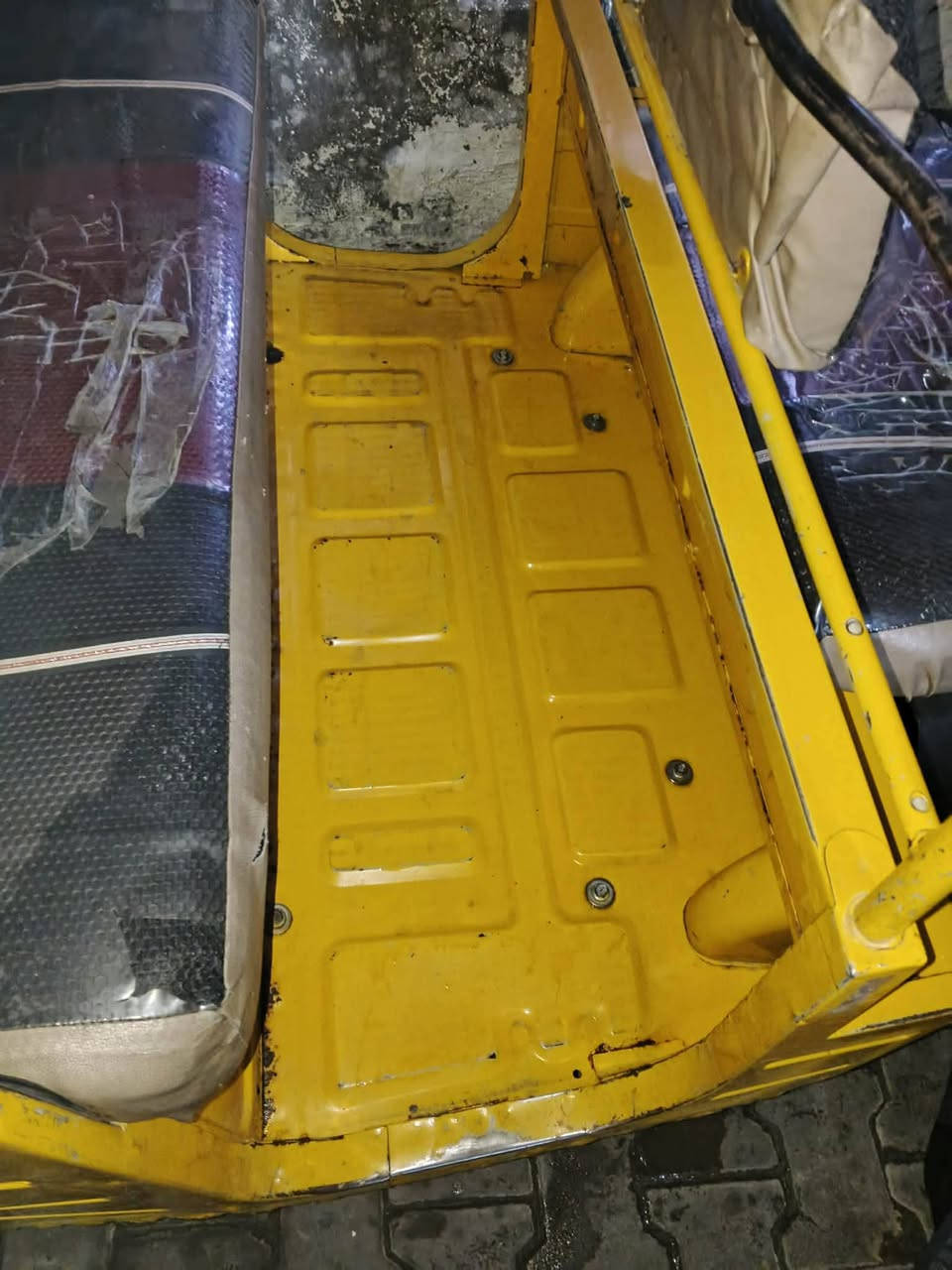 سلام عليكم تكتك للبيع موديل عشرين طابه شهر 12يعني ع واحد وعشرين مكان بغداد الكفاح اني مكلف بل منشور للاستفسار ع صاحب التكتك ***********
