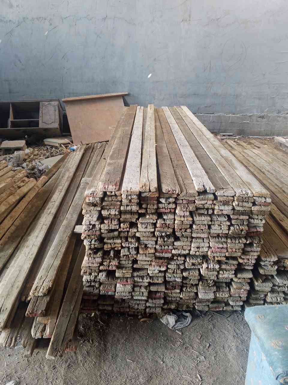 متوفر في الموصل الكرامة قرب المشاتل خلف مشتل الريحان 
لوح 4 متر مستعمل سعر المكعب 325 الف
لوح 3 متر سعر المكعب 350 الف
جسور 3متر مستعمل سعر المكعب 350
لوح مقاصير من1 الى2مترونص سعر المكعب 275 الف
جسور من 1 إلى 2 سعر المكعب 250
عصايب 50و60 و70 سعر المكعب 200 الف
درسك 330 زاخو سعر الزوج 6
فخخ سعر الزوج 4ونص 
***********
‏‪***********‬‏
