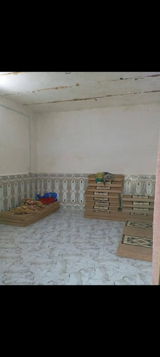 بيت للبيع الجزيرة باب الهوه  بلرابعه  قرب سلمان المحمدي  لقاط لأول كامل نقص بس سقف ثانوي ولسراميك متسوك موجود بس يطلع لخلفه يشتغله  الك لقاط لاول غرفتين كبار وديوانيه ومطبغ وصحيات ولقاط الثاني بس هيكل مامسكوف بي 3غراف كبار وصاله جبيره وحمام وتواليت سوه سعر البيت 62وبي مجال اذا شراي جاد ***********
