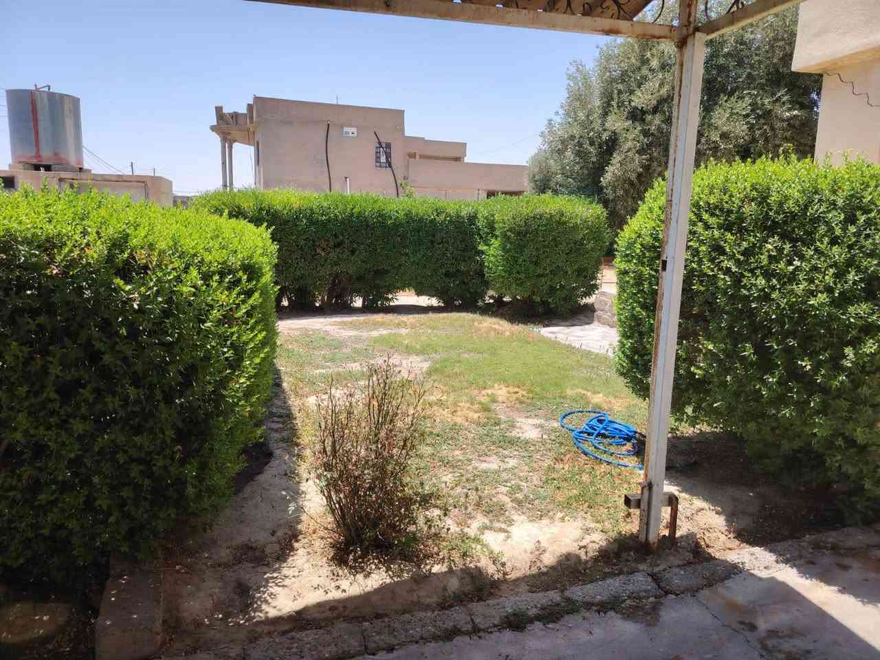 السلام عليكم
للبيع بيت في الحواسم قريب عن الجامع 
غرفتين نوم 5*4+هول داخلي 5*4+مطبخ 5*4+استقبال 6*4+ثلاث حدائق.للستفسار الاتصال على الرقم

***********
