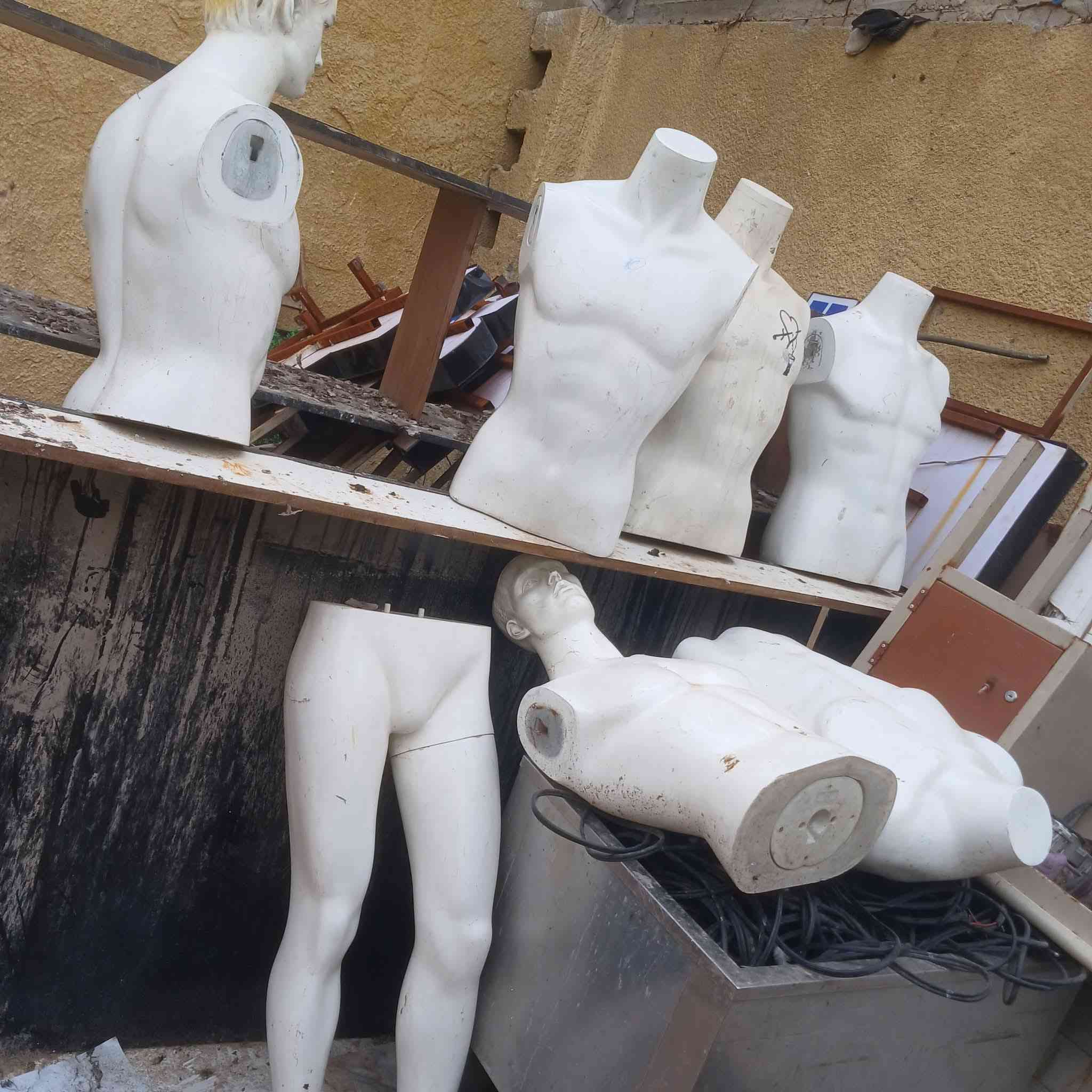 ملكانات عددهن ٧ .تفاصيلهن بلمقطع
السعر ع خاص او اتصل ع رقم المكان بغداد المعامل ***********
