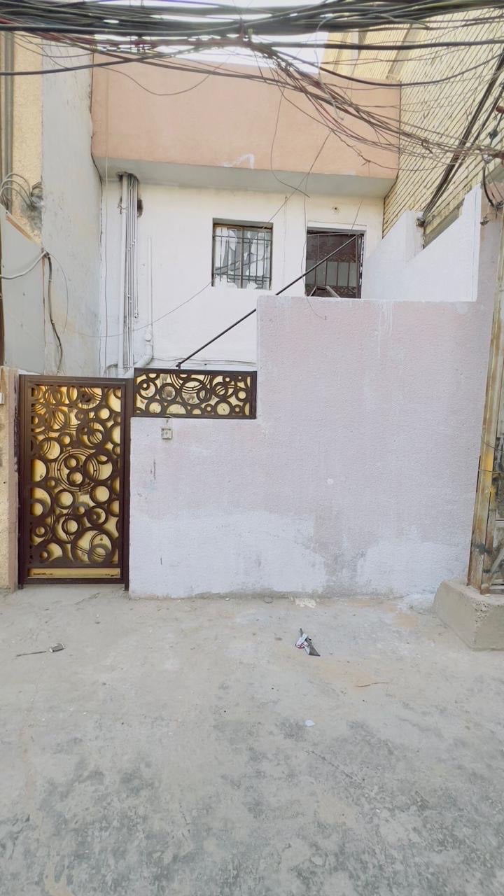 دار سكني للبيع في منطقة هادئة ومريحة. يحتوي الدار على عدة غرف نظيفة ومشرقة، مع تهوية جيدة. الأرضيات بحاجة إلى بعض الصيانة البسيطة لمن يرغب. مدخل خاص ويوجد درج خارجي يؤدي إلى الطابق العلوي. مناسب للعائلات الباحثة عن مكان مريح للعيش.