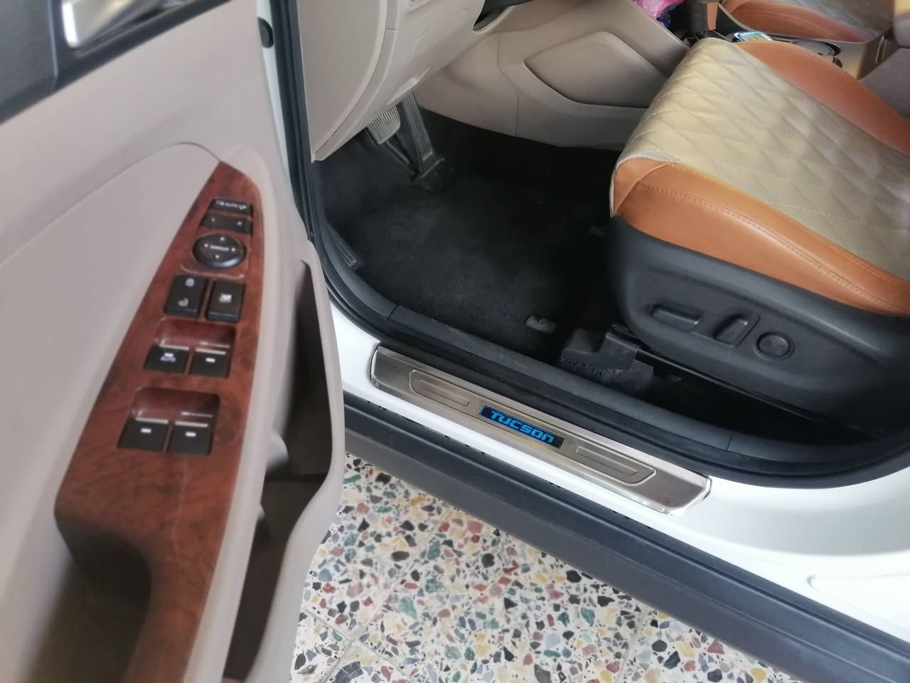 توسان خليجي ابيض ٢٠٢٠ بغداد مكفولة عدا ٣ مكانات بارد.بسيطه مكحلات على كد اصبعين وكم رصعة صغيره بالقمارة ماشيه ٣٥ الف كم السعر ١٩٥بيه مجال مواصفات شركة الكاصد فول عدا البانوراما الاتصال على الرقم ***********
