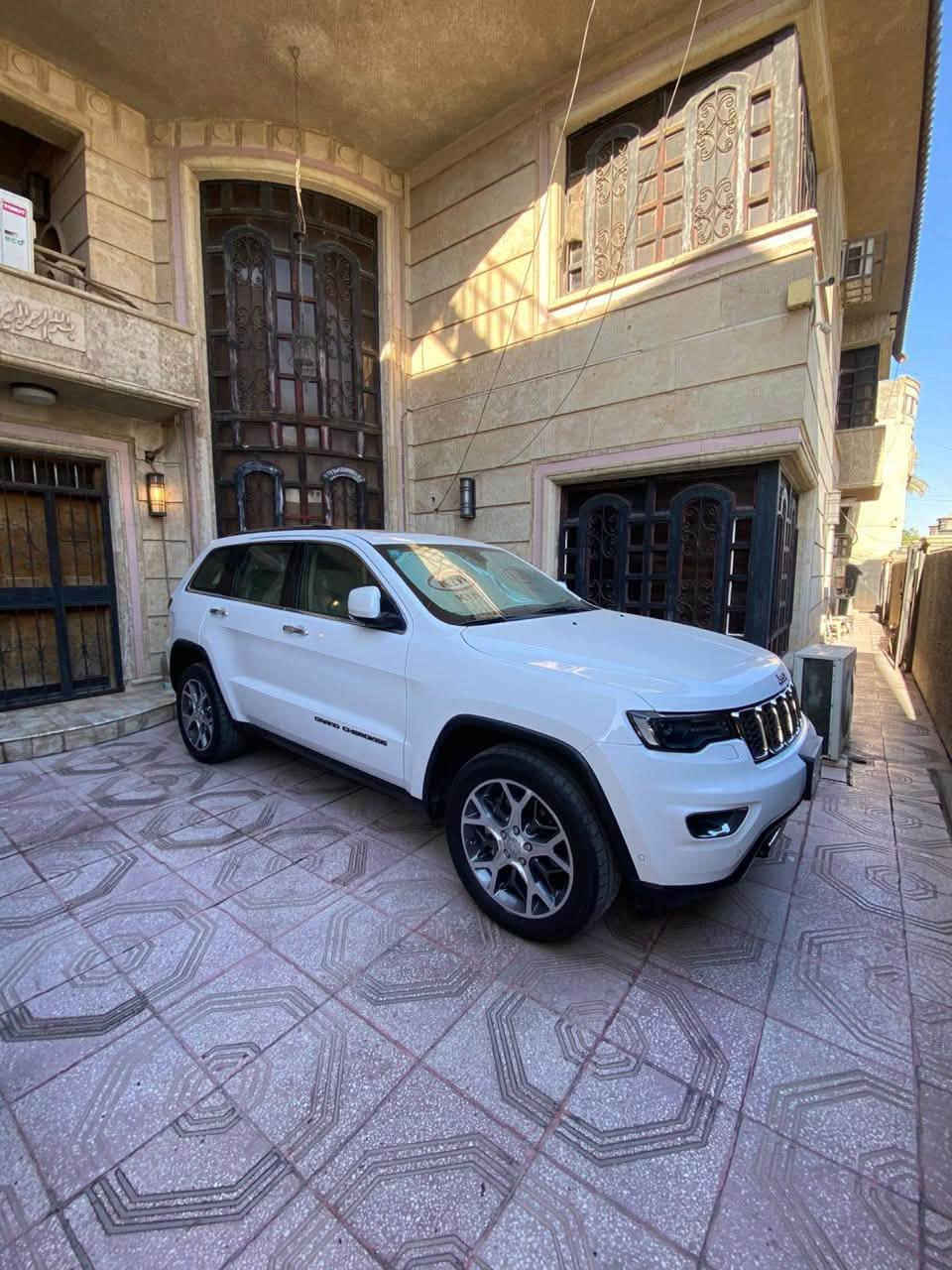 تدور ع الجديد هذا الجديد كفاله عامه حتى من الزلغ
ماشيه 50 الف 

جيب جراند شيروكي Limited 2021 خليجي
📍الموقع: بغداد  
💰السعر: 33,000 دولار

⚙️ المحرك والأداء
- محرك 3.6 لتر V6 Pentastar
- قوة 293 حصان
- ناقل حركة أوتوماتيك 8 سرعات
- نظام دفع رباعي (4×4)

✨ المواصفات
- بصمة تشغيل ودخول ذكي
- تشغيل عن بُعد (Remote Start)
- شاشة 8.4 إنج
- Apple CarPlay وAndroid Auto
- مقاعد جلد كهربائية
- تدفئة للمقاعد الأمامية
- تدفئة للمقود
- فتحة سقف بانوراما
- باب خلفي كهربائي
- كاميرا خلفية
- حساسات أمامية وخلفية
- جنوط ألمنيوم

🛡️ أنظمة الأمان
- مثبت سرعة
- مثبت سرعة راداري
- تنبيه النقطة العمياء
- تنبيه الخروج عن المسار
- مراقبة الاصطدام الأمامي
- فرملة طوارئ أوتوماتيكية

📞 **للاستفسار والمعلومات أكثر، يرجى التواصل 
***********
