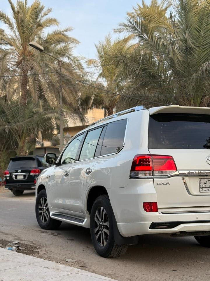 السلام عليكم سياره لانكروز 2011 ستينيه محدثه 2021 داخل وخارج سياره مابيها نقص  تخم تاير جديد اصلي دلوب فول مواصفات ستيرن تحكم كراسي كهرباء جلد ثلاجه عليها صيانه كامله فلات وادامه كامله 
التواصل : ***********
