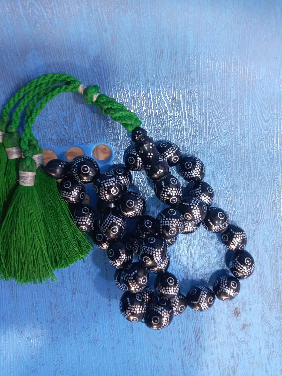 نارجيل خشنه مفضضه نضيفه جدأ سعرها 75الف لا يوجد توصل بصره
***********1
