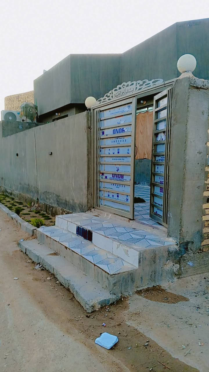 السلام عليكم 👋 

البيت للبيع المساحه 200متر 

متكون من غرفتين 2+صاله +مطبخ +استقبال كبير وحلوو +صحيات داخليه و خارجيه +

ملاحظه البيت مشمول بالتطويب ومرقم من البلديه 
ملاحظه ثانيه البيت مال جنايه درجى اولى شغله كله 

السعر 58وبيه مجال 

العنوان نجف شارع الصب مقابل قريه الغدير بشارع المطحنه 

اتصل أو راسل الصفحه ***********واتساب 

‏‪***********‬‏ اتصل عل رقم
