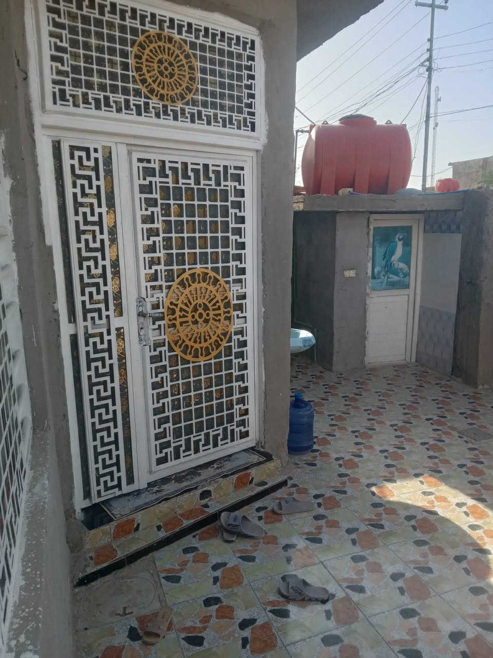السلام عليكم ورحمة الله وبركاته دار للبيع المساحه١٦٠ حي كريم الزراعي يتكون من غرف نوم عدد ٢
استقبال 
صالة 
مطبخ
للاتصال ***********
