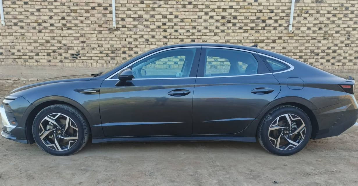 السلام عليكم سوناتا للبيع 2025وارد امريكي رقم شهداء المثنى بسمي السياره مكفولة لا صبغ  ولا معجون ولا تبديل ماعده بارد بل بنيد مثل ماموضح بل صوره السياره ضربت امريكا فقط السيارة مكينه 2500 بصمه تشغيل عن بعد شاشه متصله حساسات اماميه خلفيه ترحيب عن بعد حساس بل مري كامره تحكم ستيرن مثبت سرعه بلوتوث شحن لا سلكي ويل كب مكان السيارة المثنى السعر 200وبيها مجال اتصل وتدلل ***********
