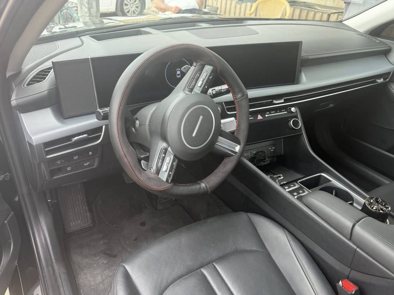 سوناتا 2024 هايبرد – أعلى فئة بدون صبغ بدون ايرباك فقط قبق جنطة مبدل نفس اللون تخم تاير جديد 

 • محرك 2.0 لتر هايبرد (بنزين + كهرباء)

 • قوة تقريباً 192 حصان

 • گير أوتوماتيك 6 سرعات

 • صرفية بنزين قليلة جداً ومناسبة

            (925) كيلو تمشيك بالتفويلة 

🔹 المواصفات الخارجية:

 • لايت 4 عدسات LED  أمامية وخلفية

 • فتحة سقف بانوراما

 • ويل كب شكل رياضي

 • حساسات أمامية وخلفية

 • كاميرات 360 درجة

      •    تتقدم و ترجع بالريموت 

🔹 المواصفات الداخلية:
 • كشنات جلد اسود 
 • تبريد وتدفئة للمقاعد الأمامية
      •    تدفئة ستيرن
 • شاشة عدادات رقمية كبيرة 12.3 إنج
 • شاشة وسطية 10.25 إنج
 • نظام صوت BOSE ( حفلة )
 • داتا شو (HUD)
 • تشغيل بصمة + دخول ذكي
      •    تشغيل عن بعد اكيد موجود 

🔹 أنظمة الأمان:
 • رادار أمامي تفاعلي 
 • تثبيت سرعة ذكي
 • تنبيه النقطة العمياء ويعرضها بالشاشة ( بالعينة ) 
 • نظام الحفاظ على المسار
 • فرامل طوارئ تلقائية
.بعد اهواي مواصفات ماذاكرها 
السيارة أعلى فئة و اعلى مواصفات 

السيارة بيها كار فاكس طخة خفيفة بالجنطة السيارة مكفولة من الشخط من الدعامية للدعامية وين ماتريد تفحص افحص 

ماشية 70 الف كيلو 

السعر215  ورقة وبيها مجال كلش قليل ***********

مكان السيارة بغداد المنصور
