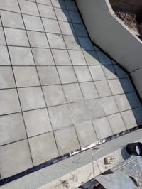 يتوفر لدينا كادر متخصص لمعالجة الجدران والسقوف بماده الايزوكام والماست...