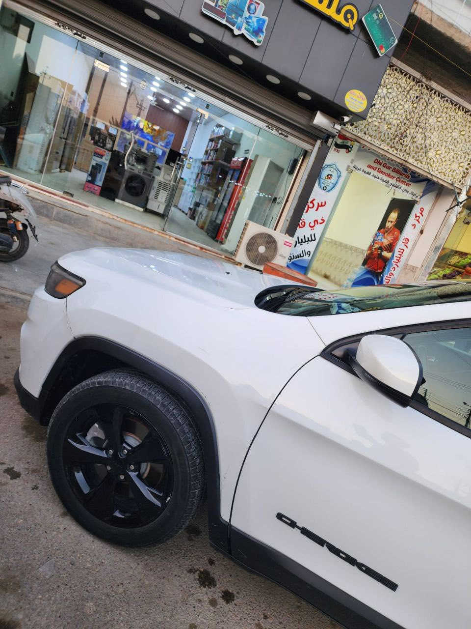 سلام عليكم جيب شيروكي بزون موديل 21 
مواصفات 🔥
1-تحكم استيرن 
2-كشنات جلد 
3-تدفئه تبريد قطعتين 
4-كير عادي أوتوماتيك 
5-كامرات خلفيه حساسات 
6-مانع انزلاق 🔥باقي المواصفات معروفه 
ضربتهة تبديل بنيد وجاملغ جهة وحده متصلحه وبيهة طخه خفيفه جهة الراكب هاي بالعراق السياره نضيفه احلى من الصور بهواي مال عائله مرتبه ماشيه 75 الف ميل 
السعر 145 
أي استفسار ***********
