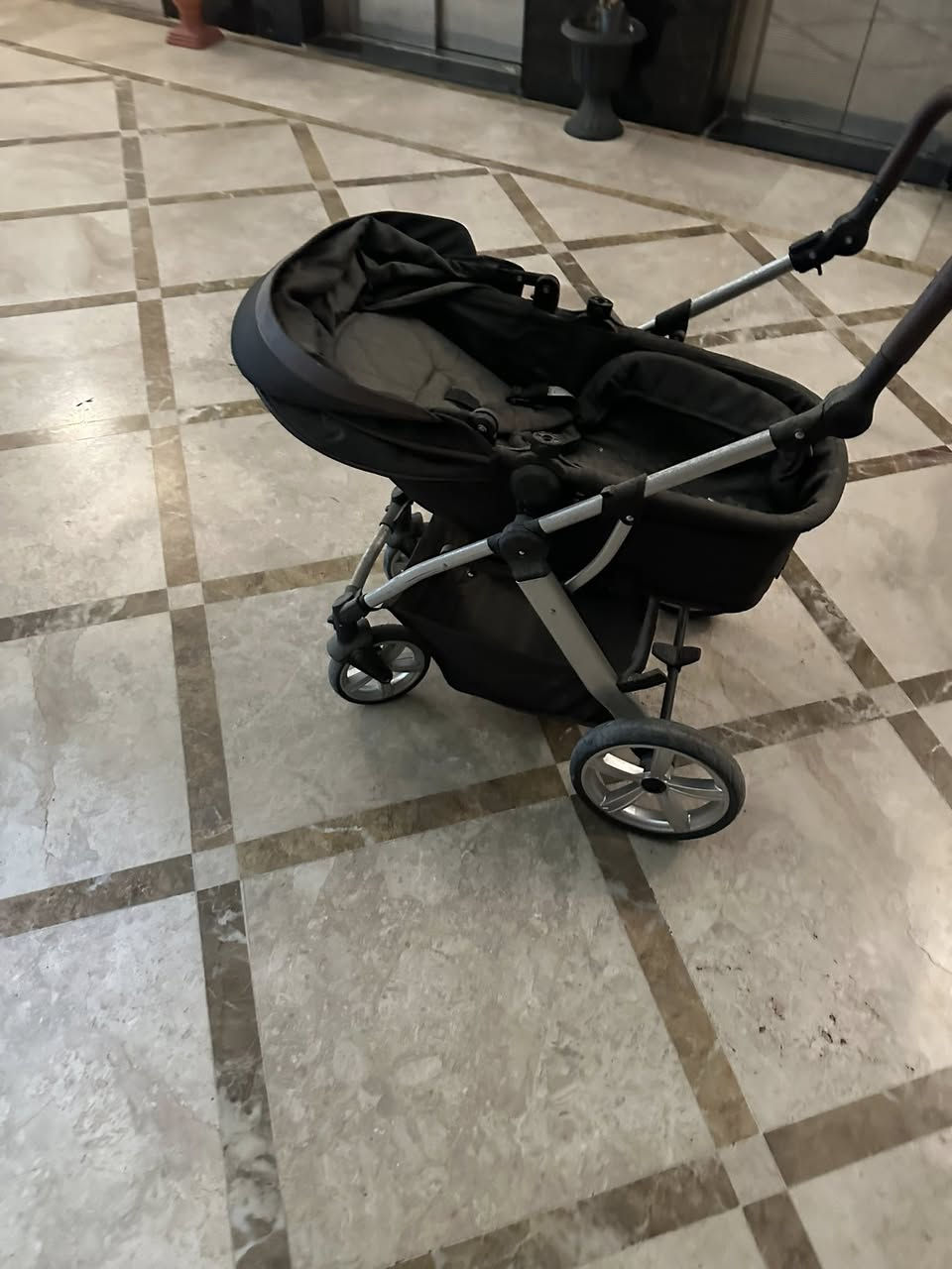 سلام عليكم عربانه طفل للبيع اصليه ماخذيهة من الربيعي من دانيا للاعاب ب250الف عربانه جديده وكلشي مابيهة وهذه لتراب لان جانت بل مخزن الي يريدهة يتصل السعر 50الف مكاني كراده داخل ***********
