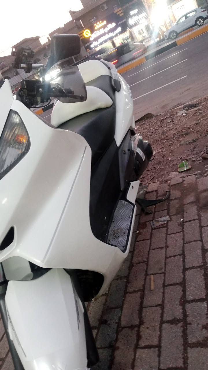 سلام عليكم للبيع دراجه سلفر ونج شقلاه دراجه جديده بمعنه الكلمه مكينه بلكارتون شلعه معدل فول كلها شغاله كهربئيات لايت عالي ناصي دراجه مال جنايه تدفئه بليدات اي بي اس فجوج ذهبيه مكفوله من تاير لتاير مكينه 400  بلمزاد ماشيه 59 وعندي مشت 60 فقط مكاني مدينه الصدر وهاذا رقم تليفوني *********** سعر 24 وبيها مجال للطيبين
