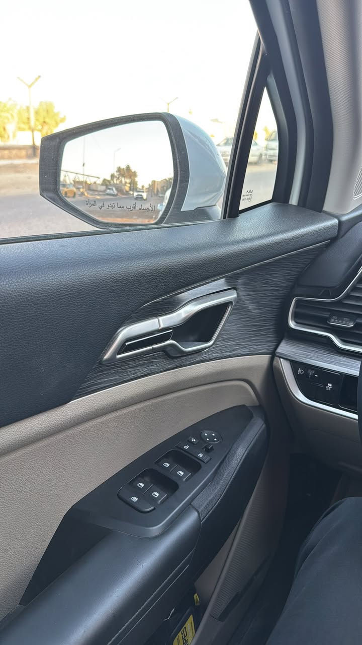 Kia sportage ex 2023 خليجي
كيا سبورتاج EX مـوديل 2023 (خليجي) للبيع
بابل / الحلة 

 *سنة الصنع: 2023
 *المواصفات: خليجية
 *الحالة: كلين تايتل، بدون حادث، بدون صيانة (سيارة نظيفة جداً)
 *المسافة المقطوعة: ما بين 23 الى 24 ألف كم
 *المحرك:  2.0 لتر، 4 سلندر
 ناقل الحركة: وتوماتيك
 *نظام الدفع: AWD (دفع رباعي مستمر)
 * نوع الوقود: بنزين
 * اللون: أبيض 
 * اللوحة: بابل، خصوصي (تحويل ثاني يوم )

 المواصفات والميزات:
 المقاعد والداخلية: كشنات بيجي (قماش)، تدفئة كشنات، تدفئة ستيرن ، مقاعد امامية كهربائية، تبريد خلفي ، عدد المقاعد 5.
 شاشة لمس تدعم Apple CarPlay لاسلكياً ، نظام التحكم الصوتي، شاحن لاسلكي.
 الأنظمة المساعدة والقيادة:  تشغيل عن بعد، بصمة، مثبت سرعة، وضع القيادة، التحكم على المنحدرات، تعليق تلقائي، فرامل الوقوف الإلكترونية auto hold ، نظام ABS.
  الحساسات والكاميرات:  كاميرا خلفية، حساسات أمامية وخلفية، حساسات ضغط الإطارات .
 الإضاءة والخارجية:** لايت زينون (مصابيح زينون أمامية)، المصابيح الأمامية LED، كشافات ضباب، إشارة بالمرآة الجانبية، مرايا جانبية كهربائية.
قفل الأمان للأطفال.

السعر  215 وبيها مجال ان شاء الله 

  لمعلومات اكثر يرجى التواصل على الواتساب :
 ***********

