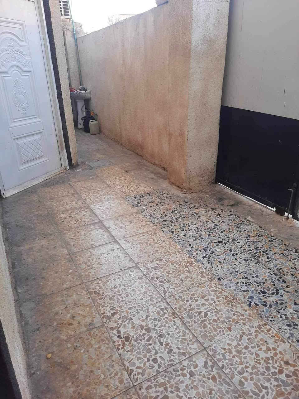 السلام عليكم بيت ١٦٠ مترللبيع عقد زراعي بس مكاتبة سند ٣٥ ومقدم معاملة تطويب بناء بي غرفتين نوم ومطبخ وحولي واستقبال ومدخلين واحد علفرع والثاني علسدة عالشارع العام وكراج سيارة وحديقة العنوان الشعب الجمعيات مقابل فتحة عمار ابو الدهن البيت كامل من كلشي المنطقة تبليط ومقرنص والحمدلله سعره ٧٥ وبي مجال للاستفسار الاتصال على الرقم *********** بي واتساب
