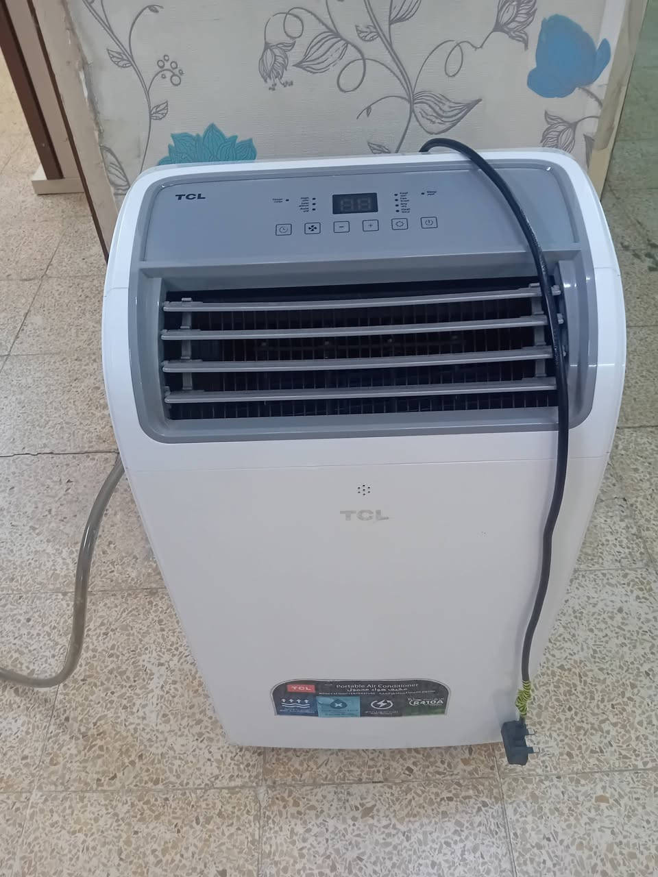 السلام عليكم سبلت معروض للبيع اخو الجديد استعمال اقل من الشهر تبريد وتدفئه سبب البيع السفر سعره 300 الشراي يراسلني خاص او واتساب هذا الرقم *********** مكاني بغداد الكاظمية.
