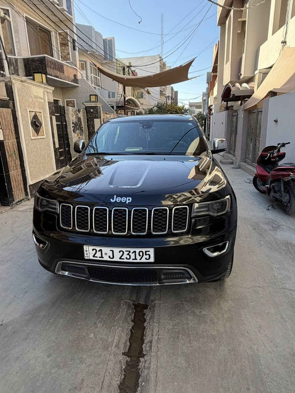 السلام وعليكم 
جيب كراند شيروكي لمتدد فول مواصفات موديل 2017 
رقم سليمانيه هزه جديده سنويه جديده تحويل ثاني يوم سعر 230 وبيها مجال قليل 
الاستفسار /***********
