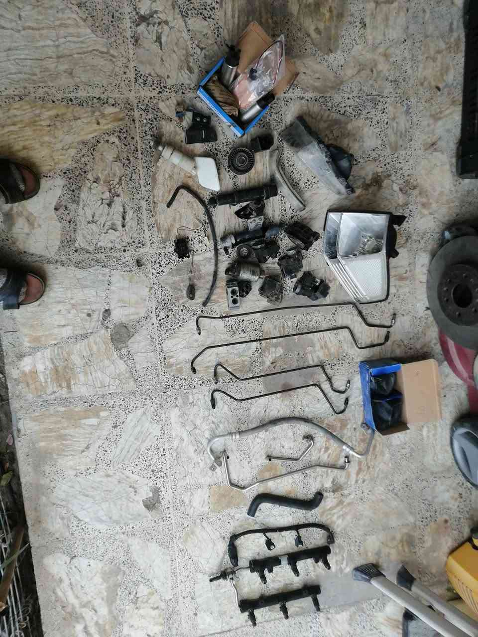 السلام عليكم عندي مجموعة غراض سيارة موهافي  تشمل (سوباية نيكل جاهزة، راديترشغال، بنكة، مشط نوزلات مع نوزلات مستعملة، دبة دهن باور ستيرن مع قاعدتها، رولة قايش، بواري راديتر، بواري رفيعة مشط ستيرن، مازده، جوينات،  ومواد أخرى متنوعة مبينه في الصور) للتواصل الرقم  ***********
