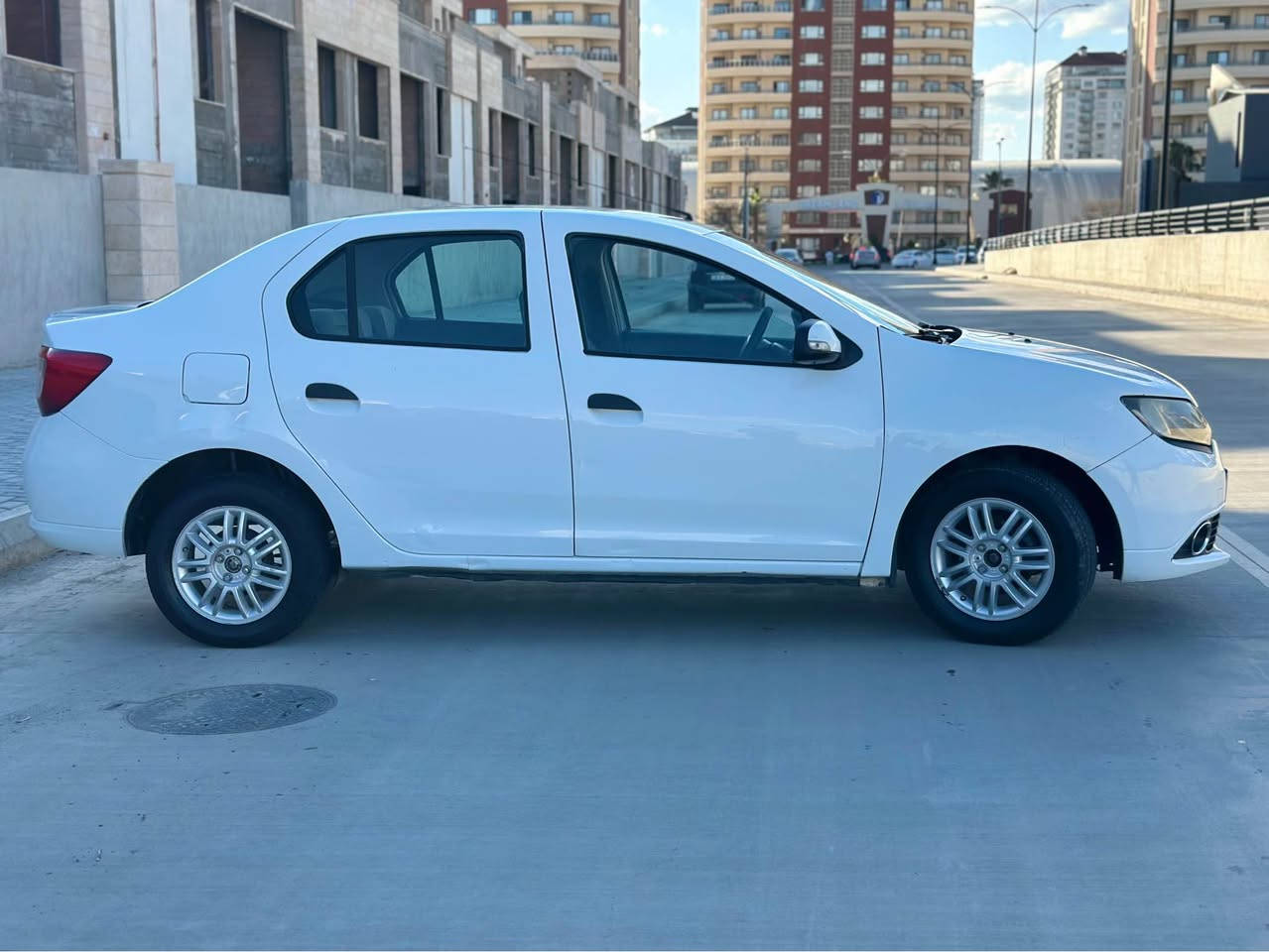 ڕینۆ سیمبول ٢٠١٧ سپی بەفری 
٣ پارچەی بۆیاخە زۆر جوان و ڕێک و پێکە قرچێکی دوای هەیە پێشی کەپسە سەنەوی تازەیە تا ٢٠٢٨ مەسرەفی تیا نیە ماڵی دۆستە تایەی تازە و ڕۆنی تازەیە
*********** السليمانية, العراق
