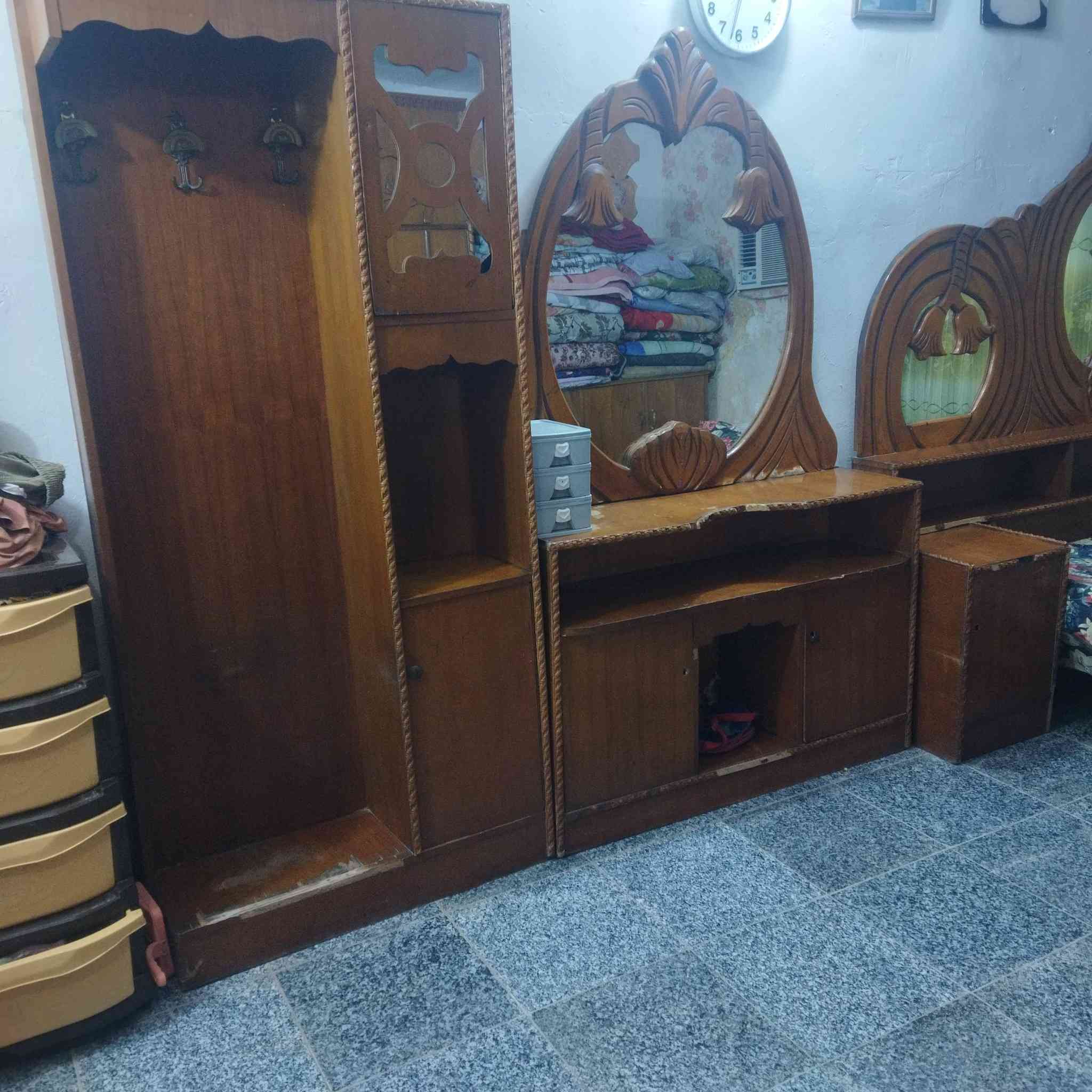 سلام عليكم غرفه اخشاب مستعمله للبيع السعر 650الرقم ***********
