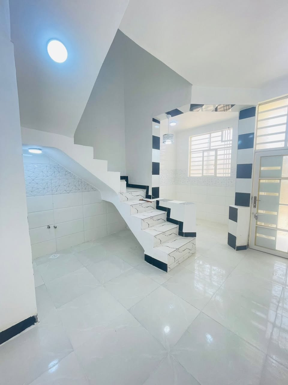 المساحه ٦٠ م طابو زراعي مقابل ملحق قرية الغدير
البيت جديد وجاهز 
بناء حديث// طابوق 🧱// صب // سطح كامل // تناكي ماطور // 
سخان // خلاطات // البيت جاهز 

#ملاحظه البيت قريب لسوك مباشر 

السعر ٢٥ 
***********

***********وتساب
